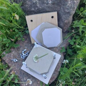 Avattu Minikasviprässi ja mukana tulevat prässäystarvikkeet.